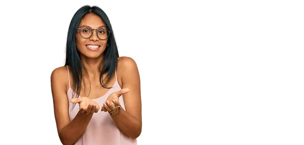 Jonge Afro Amerikaanse Vrouw Casual Kleding Bril Lachend Met Handpalmen — Stockfoto