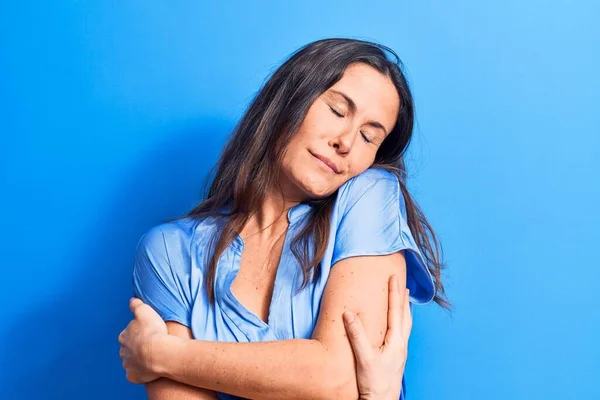 Junge Schöne Brünette Frau Lässigem Shirt Vor Isoliertem Blauen Hintergrund — Stockfoto