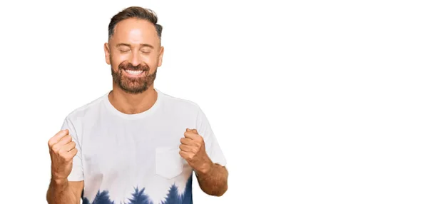 Pohledný Muž Středního Věku Neformální Kravatové Tričko Velmi Šťastný Vzrušený — Stock fotografie
