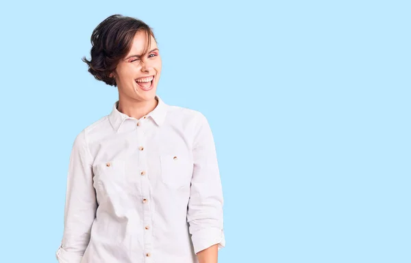 Mulher Bonita Com Cabelo Curto Vestindo Camisa Branca Elegante Piscando — Fotografia de Stock