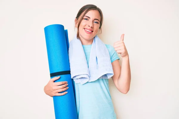 Smuk Ung Kaukasisk Kvinde Holder Yoga Mat Smilende Glad Positiv - Stock-foto