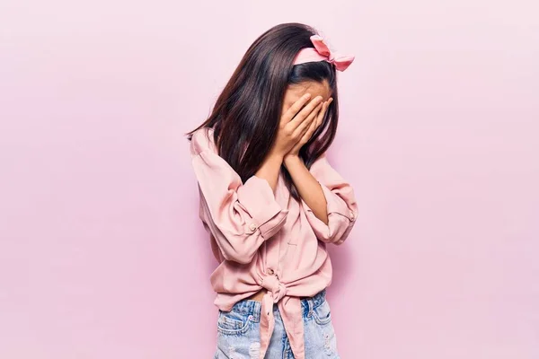 Gyönyörű Gyermek Lány Visel Alkalmi Ruhát Szomorú Arckifejezéssel Eltakarja Arcát — Stock Fotó