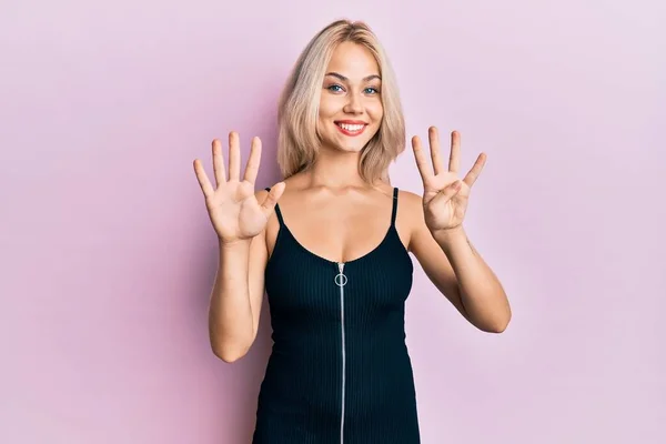 Schöne Kaukasische Blonde Mädchen Sexy Partykleid Zeigt Und Zeigt Mit — Stockfoto