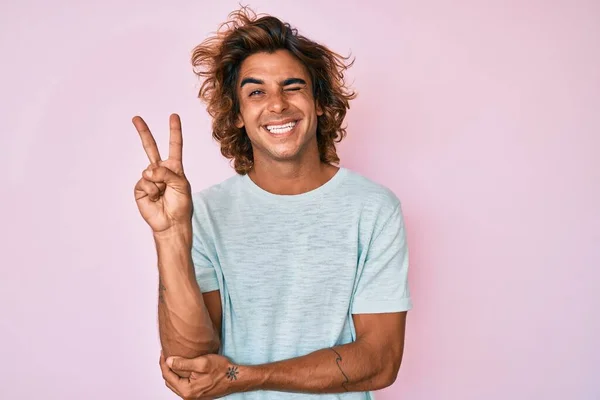 Joven Hispano Vestido Con Ropa Casual Sonriendo Con Cara Feliz —  Fotos de Stock