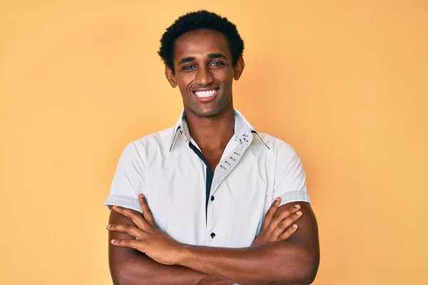 Afroamerykanin Przystojny Mężczyzna Ubrany Luźną Koszulę Uśmiechnięty Skrzyżowanymi Ramionami Patrzący — Zdjęcie stockowe