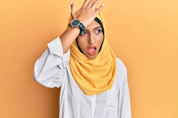 Ung Brunett Arabiska Kvinna Bär Traditionella Islamiska Hijab Halsduk Förvånad — Stockfoto
