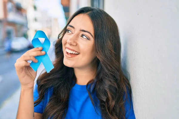 Joven Mujer Hispana Sonriendo Feliz Sosteniendo Cinta Azul Ciudad — Foto de Stock