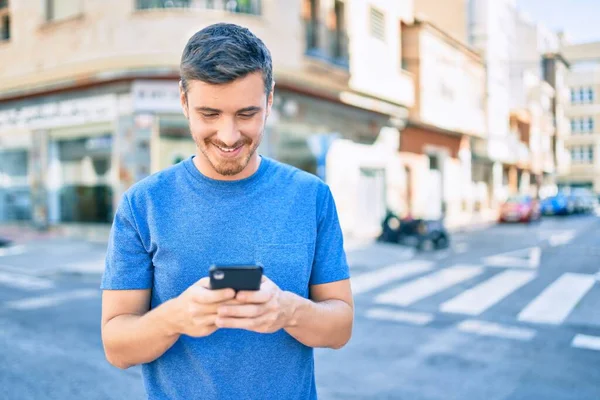 Jonge Kaukasische Man Lacht Gelukkig Met Behulp Van Smartphone Stad — Stockfoto