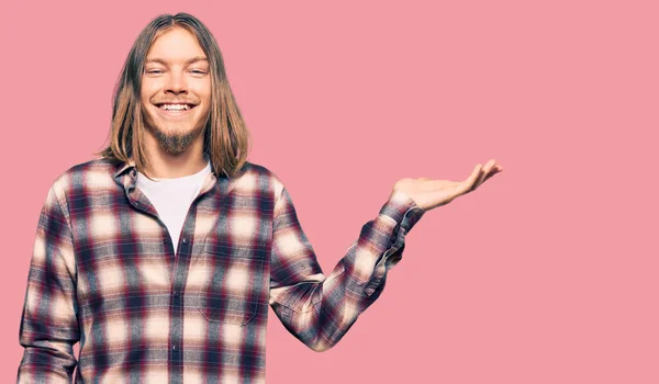 Knappe Blanke Man Met Lang Haar Hippe Shirt Glimlachend Vrolijke — Stockfoto