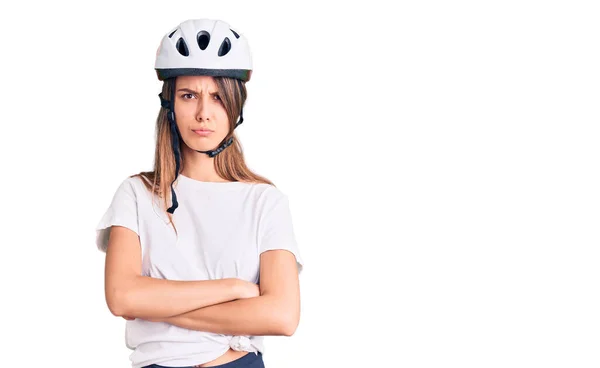 Menina Bonita Jovem Vestindo Capacete Bicicleta Cético Nervoso Desaprovando Expressão — Fotografia de Stock