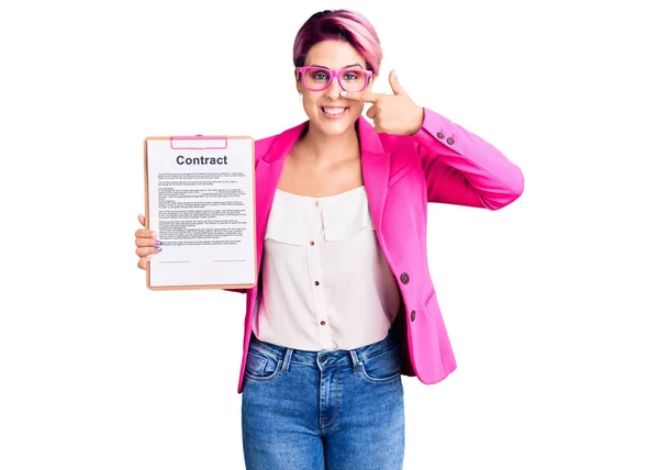 Młoda Piękna Kobieta Różowymi Włosami Trzymająca Notatnik Dokumentem Kontraktowym Wskazującym — Zdjęcie stockowe