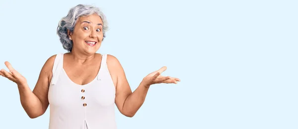 Ältere Frau Mit Grauen Haaren Lässiger Kleidung Ahnungslos Und Verwirrt — Stockfoto