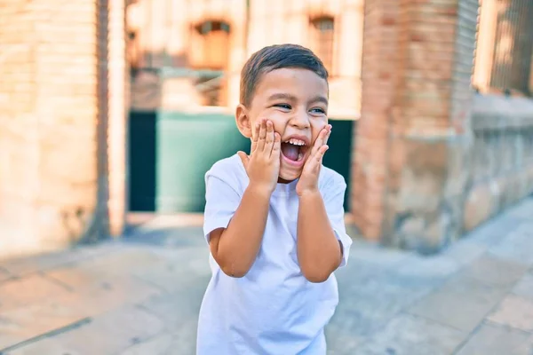 Adorável Menino Hispânico Com Mãos Rosto Sorrindo Feliz Para Cidade — Fotografia de Stock