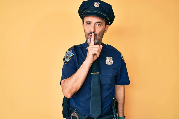 中年时穿着警服的惊慌失措的男人要求保持安静 用手指捂住嘴唇 沉默和秘密概念 — 图库照片