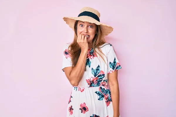 Mulher Hispânica Meia Idade Usando Chapéu Verão Olhando Estressado Nervoso — Fotografia de Stock