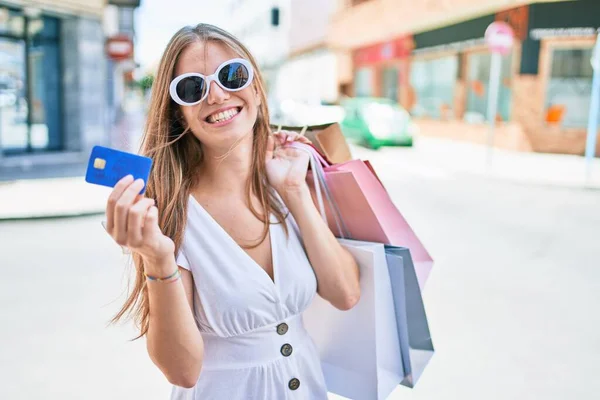 Junge Blonde Frau Lächelt Glücklich Und Hält Einkaufstüten Und Kreditkarte — Stockfoto
