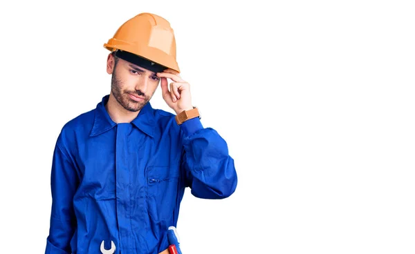 Jonge Spaanse Man Arbeidersuniform Die Ongelukkig Wijst Naar Puistjes Het — Stockfoto