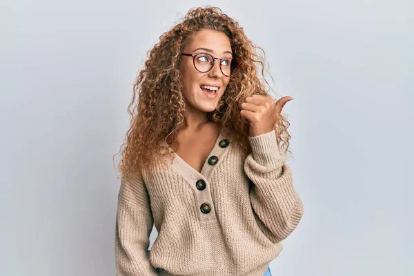 Mooi Kaukasisch Tiener Meisje Dragen Casual Kleding Bril Glimlachen Met — Stockfoto