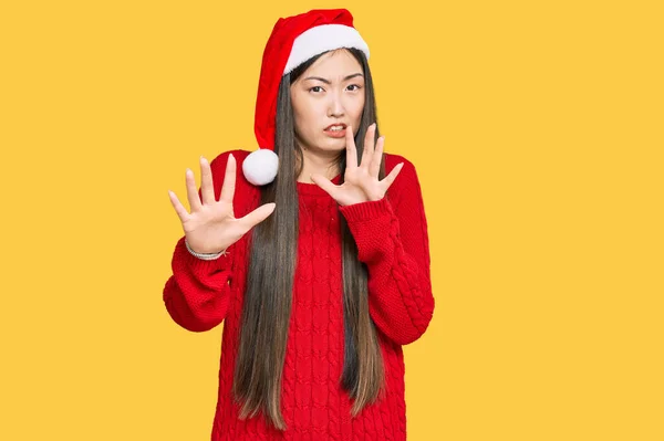 Noel Şapkası Takan Genç Çinli Kadın Korku Ifadesinden Korkmuş Dehşete — Stok fotoğraf
