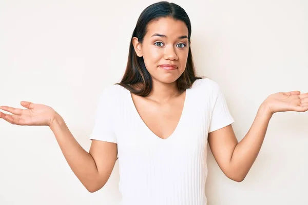 Jong Mooi Latijn Meisje Dragen Casual Wit Tshirt Clueless Verward — Stockfoto