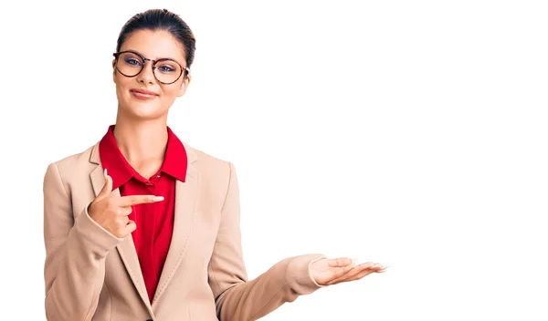 Jovem Mulher Bonita Vestindo Camisa Negócios Óculos Espantado Sorrindo Para — Fotografia de Stock