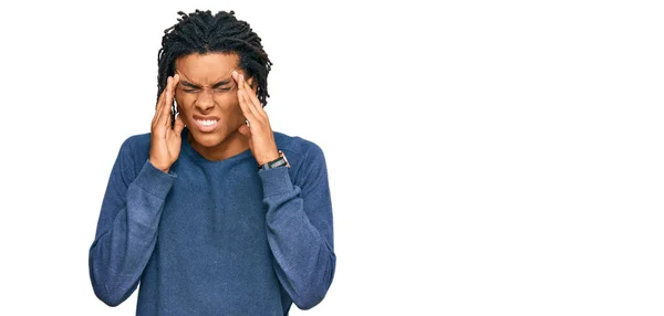 年轻的非洲裔美国男人头戴宽松的冬季毛衣 因为压力头疼 偏头痛 — 图库照片