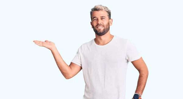 Jonge Knappe Blonde Man Met Casual Shirt Lachend Kijkend Naar — Stockfoto