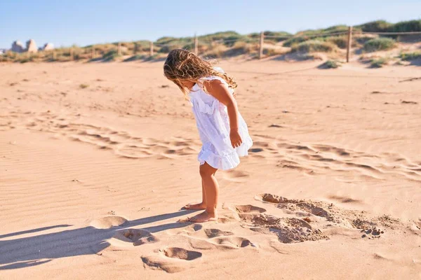 Adorabile Bambino Biondo Che Indossa Vestito Estivo Sorridente Felice Piedi — Foto Stock