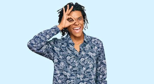 Mladý Afroameričan Muž Sobě 80S Košile Úsměvem Šťastný Dělá Znamení — Stock fotografie
