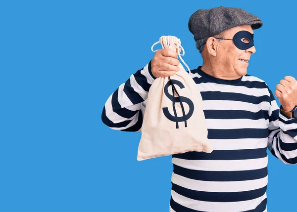 Hırsız Maskesi Takmış Yakışıklı Bir Adam Para Çantası Tutuyor Parmağını — Stok fotoğraf