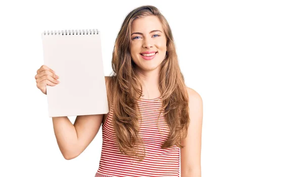 Mulher Branca Bonita Segurando Notebook Olhando Positivo Feliz Sorrindo Com — Fotografia de Stock