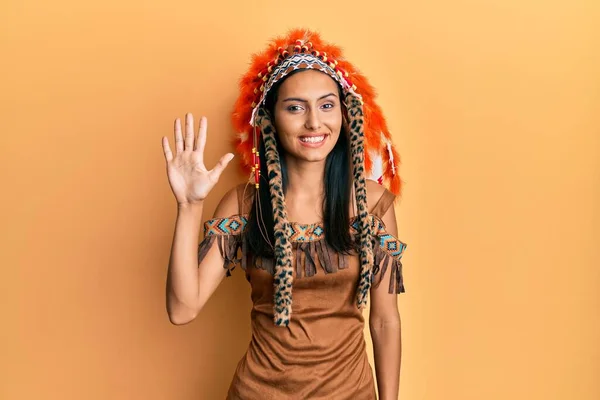 Молода Брюнетка Індійському Костюмі Показує Вказує Пальцями Номер Ять Посміхаючись — стокове фото