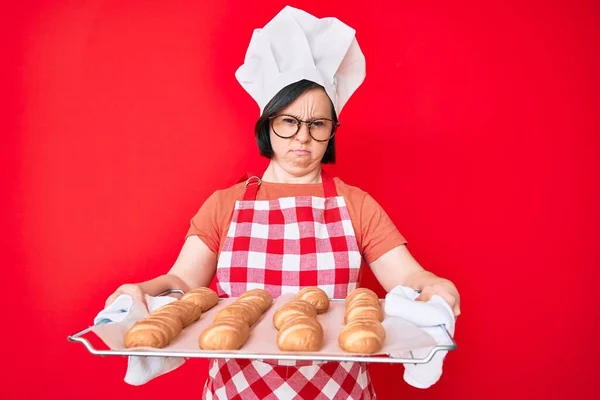 Brünette Frau Mit Syndrom Trägt Bäckeruniform Und Hält Selbstgebackenes Brot — Stockfoto