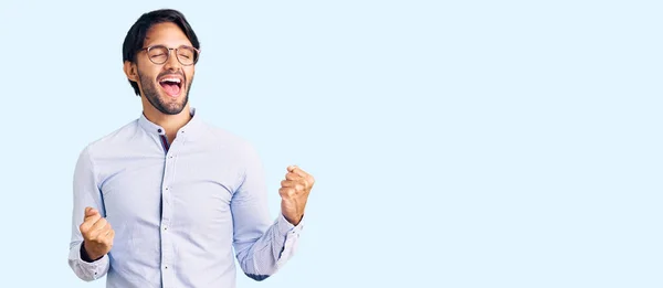 Hombre Hispano Guapo Con Camisa Negocios Gafas Celebrando Sorprendido Sorprendido —  Fotos de Stock