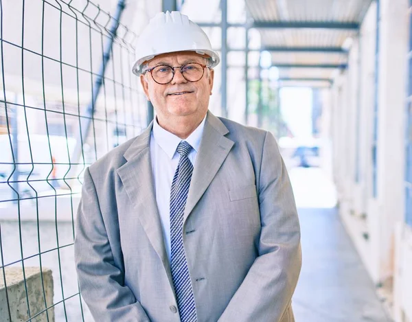 Senior Gråhårig Arkitekt Man Som Håller Ritningar Promenader Gatan Staden — Stockfoto