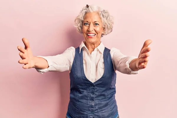 Eine Ältere Grauhaarige Frau Lässiger Kleidung Blickt Die Kamera Und — Stockfoto