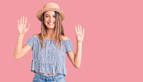 Joven Hermosa Chica Con Sombrero Camiseta Que Muestra Señala Hacia —  Fotos de Stock