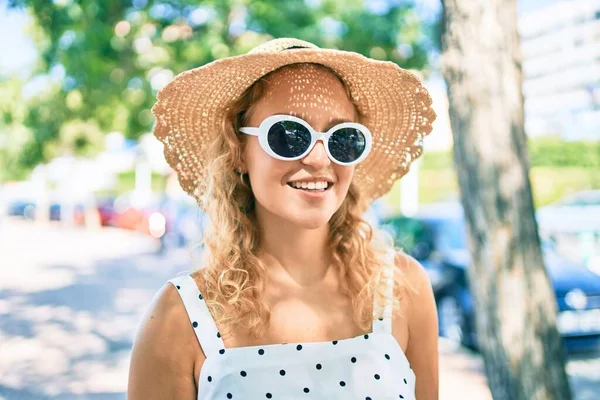 Young Beautiful Caucasian Woman Blond Hair Smiling Happy Outdoors Summer — Stock Photo, Image