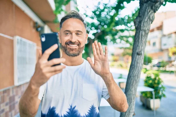 Medelålders Stilig Man Ler Gärna Gör Videosamtal Med Hjälp Smartphone — Stockfoto