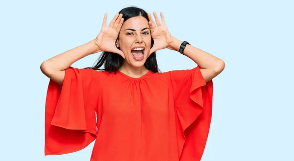 Mooie Jonge Vrouw Draagt Casual Kleding Lachend Vrolijk Kijkend Naar — Stockfoto