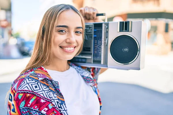 Junge Schöne Blonde Kaukasierin Die Einem Sonnigen Tag Glücklich Freien — Stockfoto