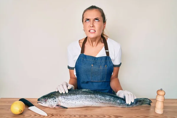 Mulher Branca Bonita Peixeiro Vendendo Salmão Cru Fresco Irritado Louco — Fotografia de Stock