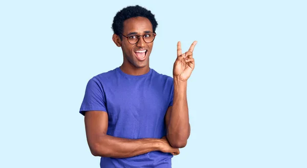 Afrikansk Stilig Man Klädd Avslappnade Kläder Och Glasögon Leende Med — Stockfoto
