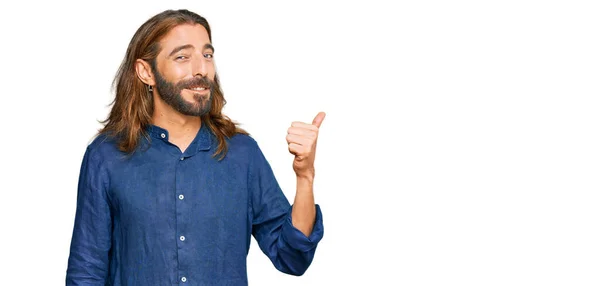 Homem Atraente Com Cabelos Longos Barba Vestindo Roupas Casuais Sorrindo — Fotografia de Stock