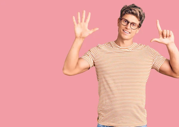 Genç Yakışıklı Bir Adam Günlük Kıyafetler Gözlük Takıyor Yedi Numaralı — Stok fotoğraf