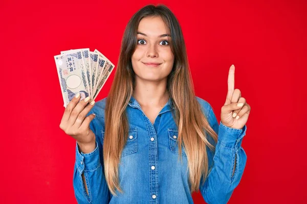 Mulher Branca Bonita Segurando Notas Iene Japonês Sorrindo Com Uma — Fotografia de Stock