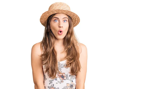 Όμορφη Καυκάσια Νεαρή Γυναίκα Φορώντας Καλοκαιρινό Καπέλο Φοβάται Και Σοκαρισμένος — Φωτογραφία Αρχείου