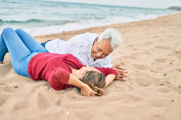 Medelålders Par Kär Liggande Sanden Stranden Glada Och Glada Tillsammans — Stockfoto