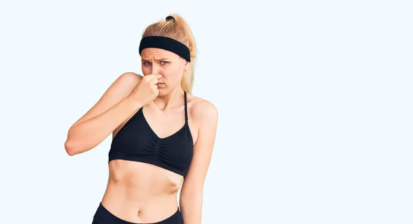 Jonge Mooie Blonde Vrouw Draagt Sportkleding Ruikt Iets Stinkends Walgelijks — Stockfoto