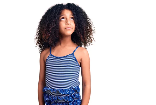 Afrikai Amerikai Gyerek Göndör Hajjal Fürdőruhát Visel Mosolyog Oldalra Néz — Stock Fotó